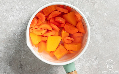 Добавьте морковь в кастрюлю с тыквой. Перемешайте.