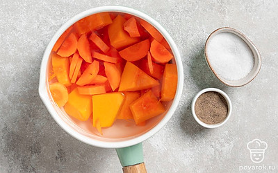 Добавьте к овощам соль и перец по вкусу. Хорошо перемешайте.