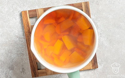 Поставьте кастрюлю на огонь и варите 25-30 минут до готовности.