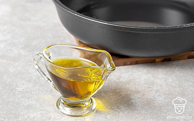 В сковороду добавьте растительное масло. Затем поставьте ее на огонь и оставьте разогреваться.