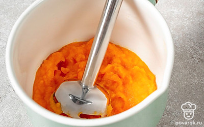 Готовую тыкву уберите с огня и остудите. С помощью блендера пробейте овощи до однородного пюре.