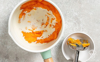 Добавьте в пюре сливки и снова взбейте суп блендером.