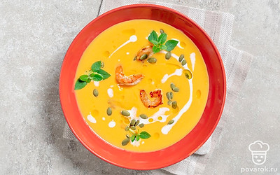 Разлейте тыквенный суп по тарелкам. Украсьте его тыквенными семечками и базиликом, сбрызните оливковым маслом и кокосовым молоком.