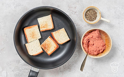 Разделите хлеб на 4 части и обжарьте на сухой сковороде с обеих сторон до хрустящей корочки. В блендере измельчите ливерную колбасу с томатной пастой и маслом.