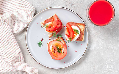 Такие канапе получаются особенно вкусными с холодными напитками на ваш вкус. Например, мы взяли томатный сок. 