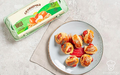 Подавайте мини-сосиски в тесте с кетчупом или томатным соусом.