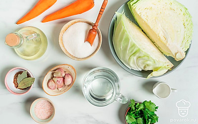 Овощи и зелень хорошо промойте. Морковь и чеснок почистите. Подготовьте кастрюлю, небольшую тарелку, груз и простерилизованные банки для хранения.