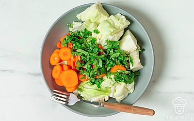 Переложите измельченные ингредиенты в глубокую емкость. Хорошо перемешайте. 