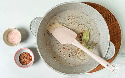 В кастрюлю добавьте все необходимые ингредиенты для маринада, кроме уксуса.