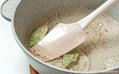 Поставьте кастрюлю на небольшой огонь и доведите до кипения. 