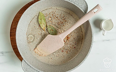 Когда маринад закипит, снимите его с плиты и влейте уксус. Перемешайте.