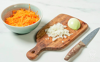 Репчатый лук нарежьте кубиками. Морковь измельчите на средней или мелкой терке.