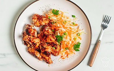 Подавайте маринованную капусту вместе с другими блюдами. Для украшения закуски возьмите зеленый лук. Нарежьте его кольцами и посыпьте блюдо перед подачей. При желании капусту также можно добавить в суп или солянку.