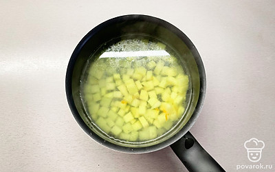 Нарежьте овощи и рыбу. В кипящую воду положите картофель, а через 10 минут добавьте сёмгу.