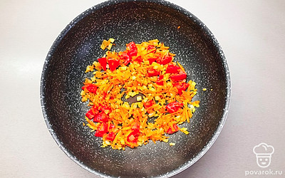 Лук и морковь обжарьте на сковороде до золотистого цвета. Затем добавьте томат и обжарьте еще пару минут.