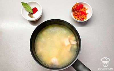 Добавьте в суп зажарку и проварите еще пару минут. Введите соль, специи и лавровый лист. Дайте супу настояться под крышкой. Перед подачей на стол выньте лавровый лист из супа. 