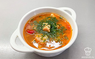 Украсьте свежим укропом для придания дополнительного аромата. Можно подавать с хрустящим хлебом (свежим или поджаренным в духовке) или гарниром из овощного салата. 