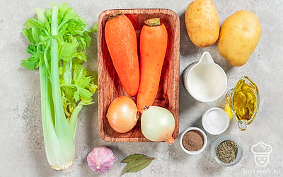 Помойте морковь. Ополосните стебли сельдерея. Почистите лук, чеснок и картофель. 