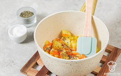 Разогрейте в сотейнике масло. Выложите в него нарезанные морковь, картофель, сельдерей и лук. Посолите, всыпьте тимьян. Жарьте 10 минут. 