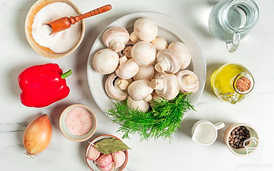 Грибы промойте несколько раз. Овощи и зелень вымойте и просушите. Чеснок, лук и перец почистите. Подготовьте кастрюлю, дуршлаг и простерилизованную банку с крышкой.