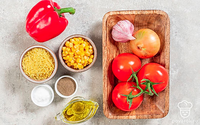 Помойте помидоры и сладкий перец, удалите плодоножки. Почистите репчатый лук и чеснок. Подготовьте блендер.