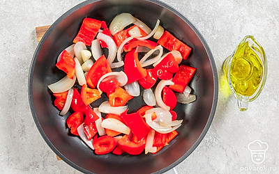 Произвольно нарежьте сладкий перец, репчатый лук и чеснок. Обжарьте их на разогретом растительном масле на среднем огне в течение 3 минут.