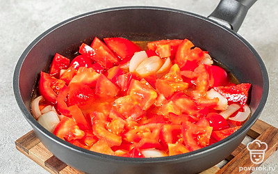 Нарежьте помидоры на небольшие кусочки, добавьте их к овощам в сковороду. Влейте воду и тушите ингредиенты в течение 20 минут на медленном огне. 