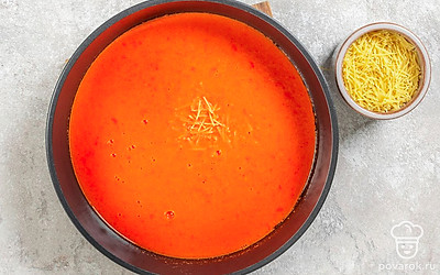 Снимите сковороду с огня, пробейте овощи блендером до однородности. После этого верните сковороду на плиту. После закипания добавьте макароны и поварите суп еще 5 минут.