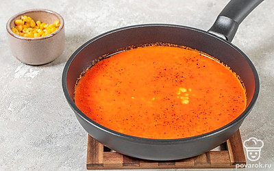 Приправьте суп солью и перцем, добавьте кукурузу. Хорошо перемешайте и подержите сковороду на медленном огне еще 3 минуты.