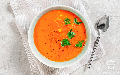 Подайте суп, украсив порцию листиками петрушки.