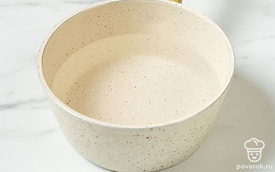 В кастрюлю налейте 3 стакана воды. Поставьте на огонь и вскипятите.