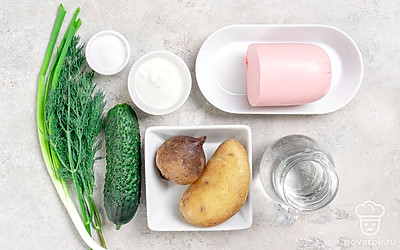 Сварите и очистите картофель, свеклу и куриное яйцо. Разрежьте яйцо пополам. Помойте огурец и зелень. У огурца отрежьте кончики.
