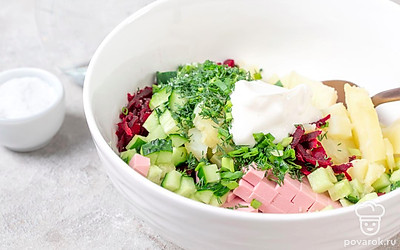 Положите все ингредиенты в глубокую миску и посолите. Добавьте сметану, минеральную воду и хорошенько перемешайте.
