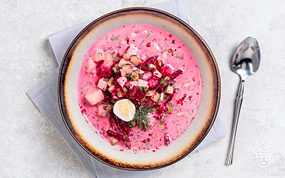 Разлейте свекольник по глубоким тарелочкам и украсьте половинкой куриного или перепелиного яйца.