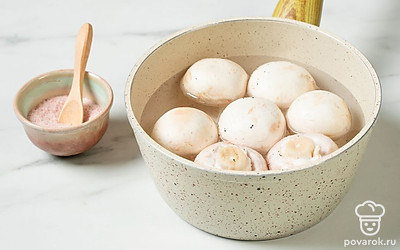 Добавьте грибы и щепотку соли. Варите шампиньоны в течение 5 минут, после чего откиньте на дуршлаг. 