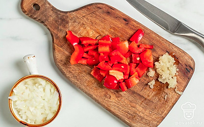 Чеснок и лук мелко порубите. Перец нарежьте небольшими кубиками. Укроп разделите на веточки. Если шампиньоны крупные, разрежьте их пополам. 