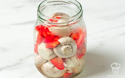 Выложите ингредиенты в банку слоями: сначала положите немного грибов и овощей, сверху разложите зелень. Чередуйте ингредиенты, пока банка не будет полной. 