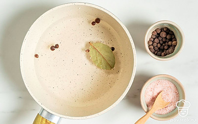 Кастрюлю с оставшейся водой поставьте на плиту. Добавьте специи, сахар и лавровый лист. Дождитесь кипения и проварите маринад еще 2-3 минуты. Затем влейте уксус и масло. 