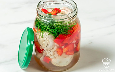 Перелейте готовый маринад в банку с грибами. Плотно закройте ее крышкой. Дождитесь остывания, а затем уберите грибы в холодильник. Оставьте их мариноваться на 12 часов.