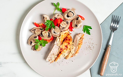 Маринованные грибы выложите в небольшую миску или креманку и подайте на стол вместе с другими блюдами в качестве закуски.