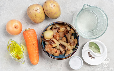 Грибы разморозьте. Почистите картофель и морковь. С лука снимите шелуху. 