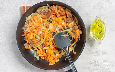 Тем временем натрите на крупной терке морковь, а лук нашинкуйте полукольцами. Обжарьте до золотистости и добавьте грибы. Жарьте минут 5-6.