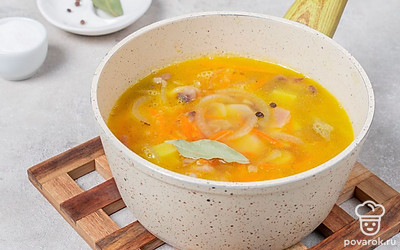 Переложите зажарку в суп. Добавьте соль, перец и лаврушку. Варите еще 15 минут. 