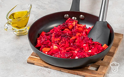 Натрите морковь и свеклу на крупной терке. Нарежьте кубмками картошку, сладкий перец и помидор. Мелко покрошите репчатый лук и укроп. Пропустите чеснок через пресс. Нашинкуйте капусту. Обжарьте сначала свеклу, через 1 минуту добавьте морковь и репчатый лук. Тушите 5 минут. Добавьте помидоры и перец. Обжаривайте еще 7 минут.