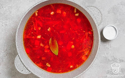 Достаньте мясо из бульона, нарежьте на кусочки и верните в кастрюлю. Добавьте картошку, лавровый лист, посолите и варите на среднем огне 15 минут. Положите зажарку в кастрюлю, варите 10 минут. Добавьте капусту, продолжайте варить еще 10 минут.