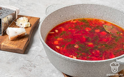 Достаньте сало из морозилки, натрите на терке. Соедините его с чесноком и добавьте в борщ. Варите в течение 5 минут, затем отключите огонь, добавьте в кастрюлю укроп, перец горошком и дайте блюду настояться под крышкой 10 минут.