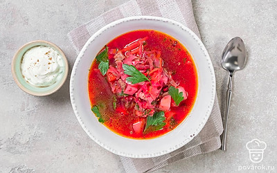 Подавайте борщ со сметаной.