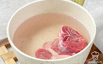 Отварите говядину до мягкости, для этого понадобится 1-1,5 часа. Во время приготовления регулярно снимайте пену.