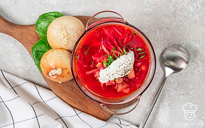 Разлейте ароматный борщ по порционным тарелкам. Подайте в горячем виде вместе с чесночными пампушками.