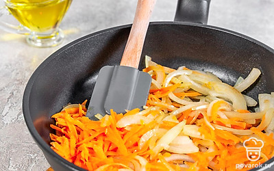 Нашинкуйте лук полукольцами, натрите морковь на терке. Обжарьте овощи в масле на среднем огне 2-3 минуты.